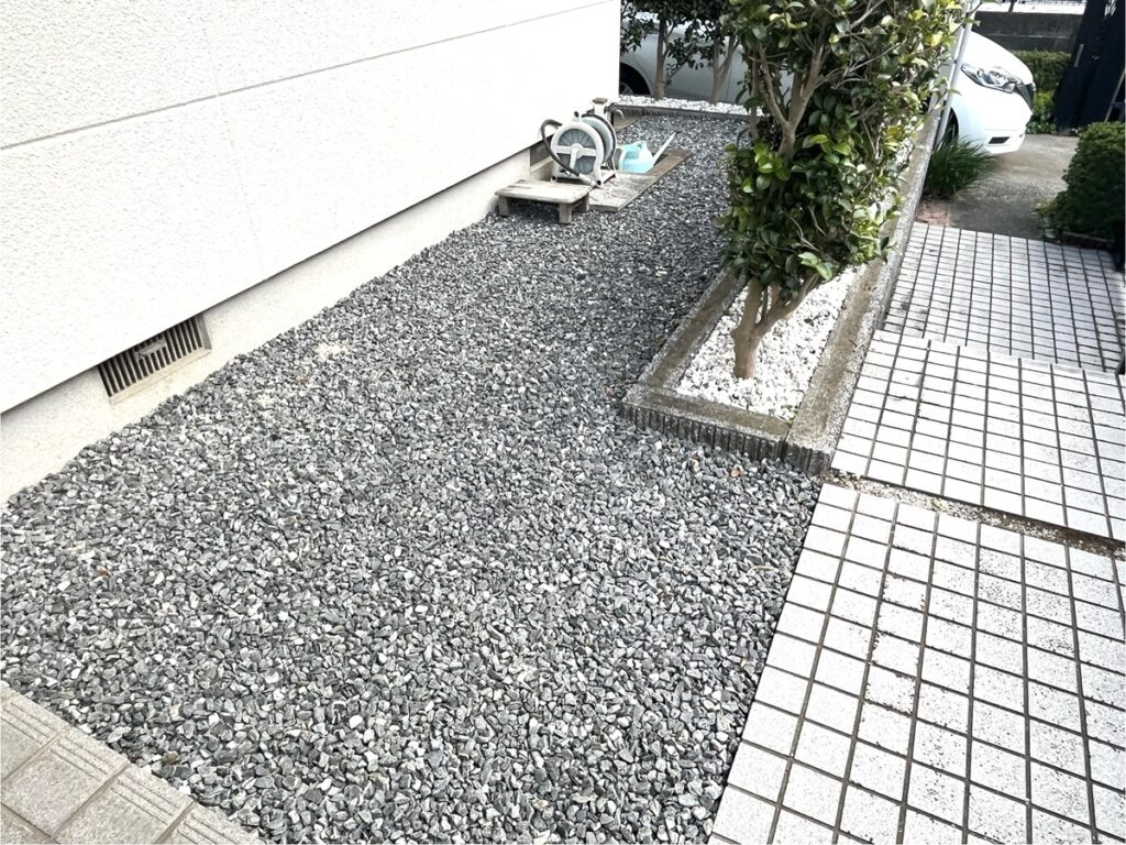 福岡県筑紫野市で庭の雑草でお困りのお客様の庭に、防草シートと砂利を設置して、雑草が生えにくくした工事後の画像