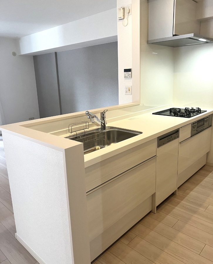 福岡市中央区で中古マンションのリフォームをした施工後の画像。壁付けキッチンから、対面式のキッチンに間取りを変更しました。
