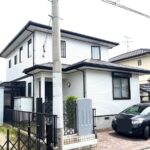 福岡市東区で屋根外壁塗装をした施工後の画像、白く塗りなおしました。まるで新築のような明るい色に変わりました。門柱も塗り替えています。