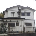 糟屋郡須恵町で外壁と屋根の塗装と樹木を撤去した施工後の画像。外壁の色は日本ペインとのND-155を使っています。