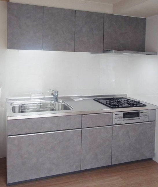 福岡市城南区でキッチンリフォームした施工後の画像。キッチンはLIXILのシエラSに交換、フローリングの板の向きを奥行きを広がって見える工夫をしています。