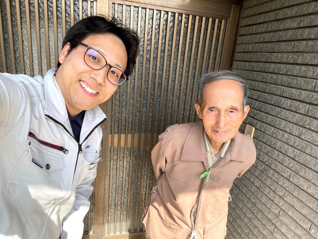 福岡市博多区で白蟻予防のご依頼をいただいたお客様と一緒に撮影した画像