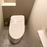 福岡市でトイレのニッチに間接照明を入れてホテルライクなトイレにリフォームした施工後の画像。床は大理石調のフロアタイルに交換しました。