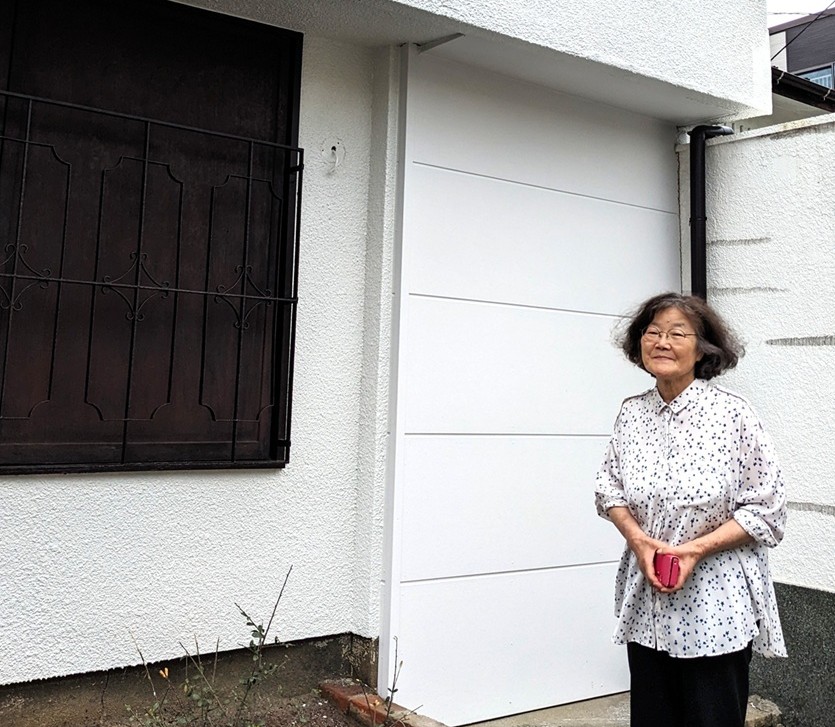 福岡市城南区でセメント瓦をガルバリウム鋼板に変更して、外壁塗装したお客様の画像。
