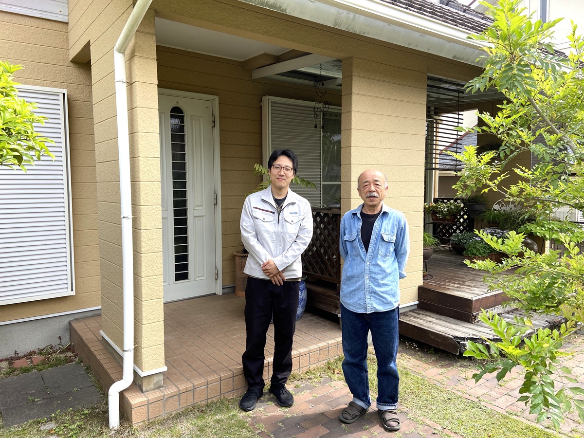 筑紫野市で浴室換気扇の交換工事のご依頼をいただいたお客様と施工後に一緒に撮影した画像。