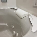 福岡市博多区でお風呂リフォームをしたあとの施工後の画像。タカラスタンダードの肩包み湯の部分をアップで撮影しています。