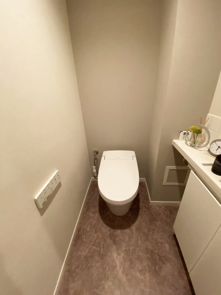 福岡県太宰府市でトイレ交換した施工後の画像。交換したトイレはLIXILのサティスSタイプになります。