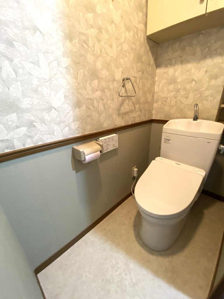 福岡市南区でTOTOのピュアレストQRにトイレを交換した施工後の画像。床のクッションフロアを大理石調に変えました、
