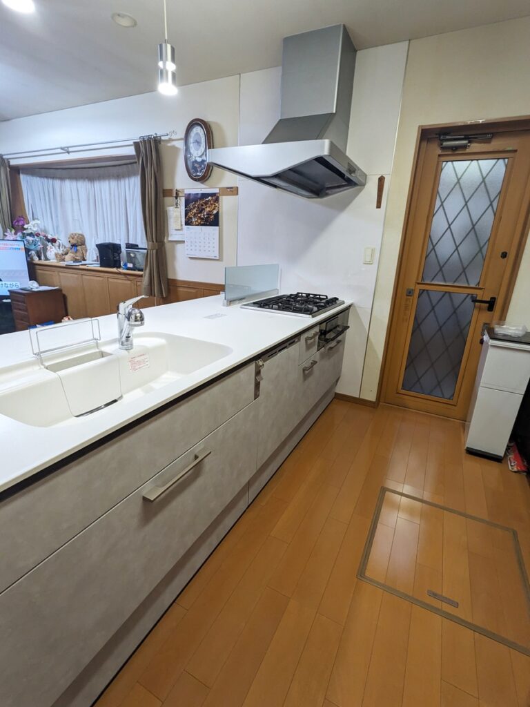 福岡市南区でキッチンのリフォームをした施工後の画像。キッチンはLIXILのシエラSの人造大理石のシンクのキッチンに交換しました。扉の色はホワイトスタッコ柄（漆喰柄）です。