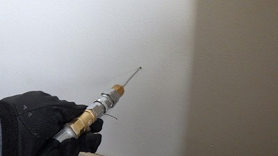 福岡市城南区で白蟻予防施工のために薬液を壁に注入しているところ