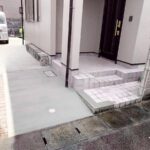 福岡市で水漏工事でインターロッキングをはがして、コンクリートで補修して、出入りしにくかった塀の一部を撤去した施工後の画像。