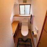 福岡市城南区で汚れが付きにくく掃除がしやすいトイレをご希望のお客様の家にTOTOのZRを設置した施工後の画像。セフィオンテクト加工や、フチなし設計のトイレです。