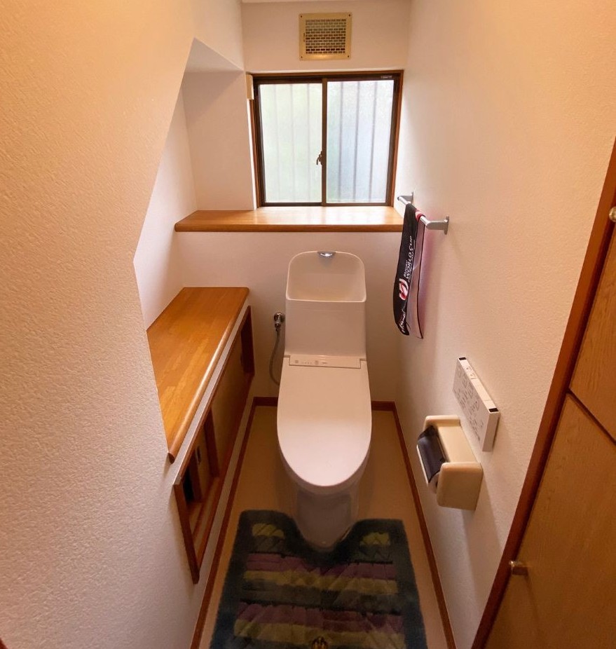 福岡市城南区で汚れが付きにくく掃除がしやすいトイレをご希望のお客様の家にTOTOのZRを設置した施工後の画像。セフィオンテクト加工や、フチなし設計のトイレです。