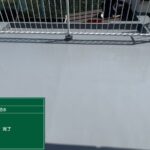 福岡市城南区で雨漏りをしていた屋根に防水塗装工事をした施工後の画像。手摺は白で、トップコートはグレーに塗りました。