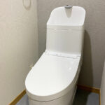 福岡市南区でTOTOのGG800にトイレを交換した施工後の画像。グレーのアクセントクロスとグレーのフロアとも相性がよく、清潔感のあるトイレになりました。