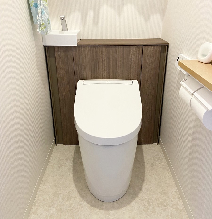 福岡市城南区でトイレ交換工事をした施工後の画像。LIXILのＪフィッというキャブネット付きトイレに交換しました。色はウォルナットです。