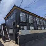 福岡市城南区でアパートの外壁塗装をした施工後の画像。白から黒に変わりました。