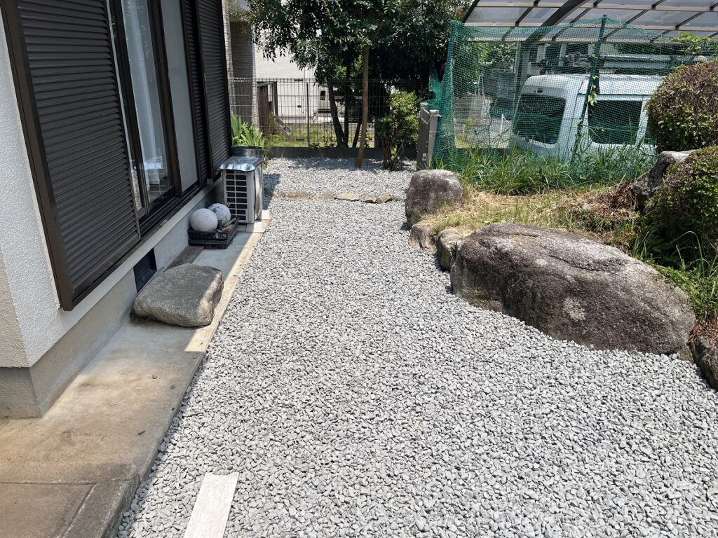 大野城市で雑草でお悩みのお客様の庭に防草シートを貼って、その上から砂利を敷いた施工後の画像です。