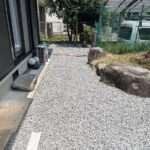 大野城市で雑草でお悩みのお客様の庭に防草シートを貼って、その上から砂利を敷いた施工後の画像です。
