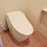 福岡市南区でTOTOの新発売のトイレGGAに交換した施工後の画像。コンパクトなシルエットと段差や隙間が少ないスッキリとしたデザインのトイレです。