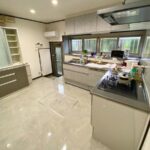 福岡市中央区でキッチンリフォームをした施工後の画像。新しいキッチンは白の高級感のあるキッチンになりました。