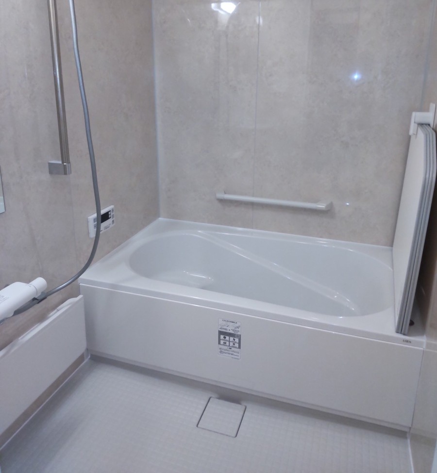 福岡市中央区でLIXILのリノビオVのMタイプにお風呂を交換した施工後の画像。壁パネルは、ユーフィルベージュを採用。