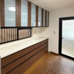 LIXILシエラの木目調のウォルナットカラーのカップボード