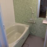 LIXILリノビオの浴室、アクセントパネルはグリーンリーフ柄。