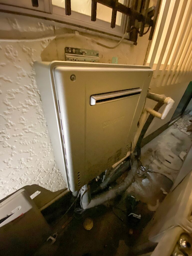福岡市城南区で給湯器を交換した施工後の画像。ノーリツのエコジョーズの給湯器。