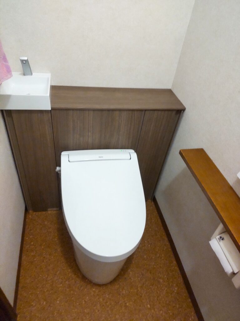 福岡県春日市でトイレ交換した施工後の画像。LIXILのJフィット。