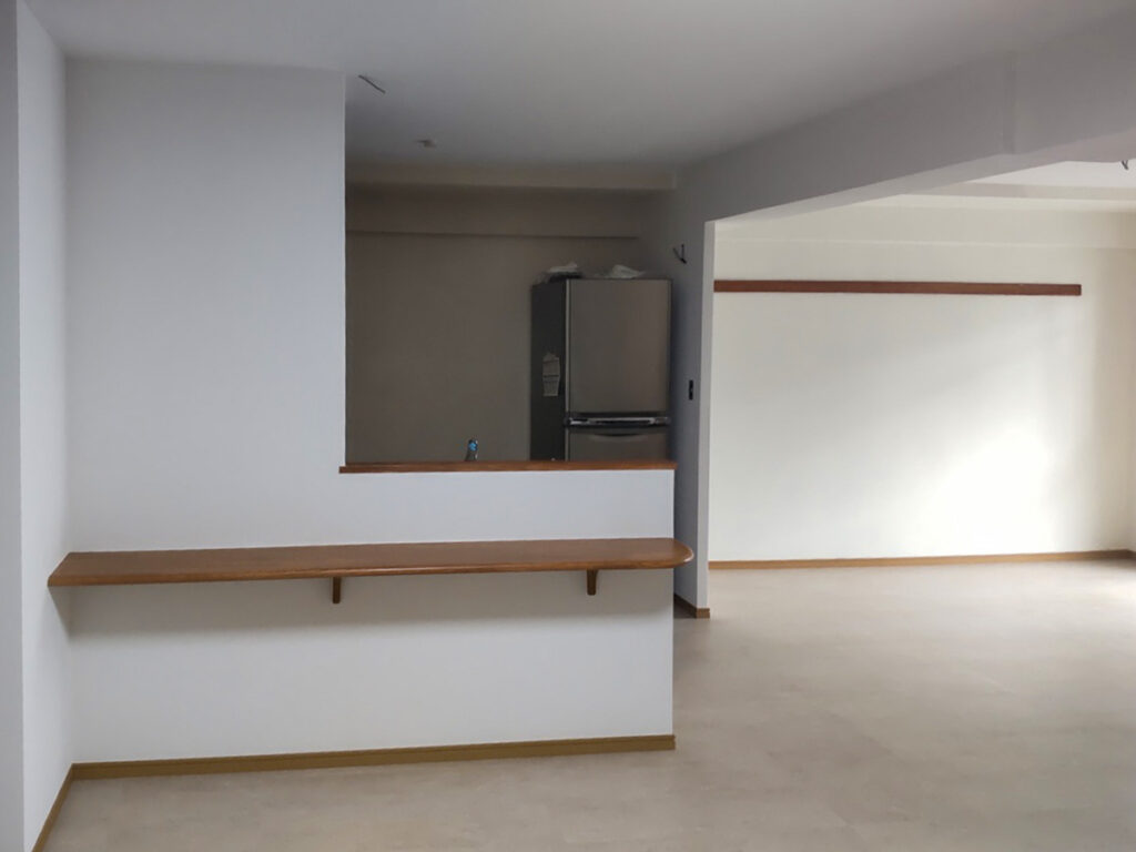 福岡市南区でキッチン横の部屋の間仕切りを撤去してLDKを広くした施工事例の画像。