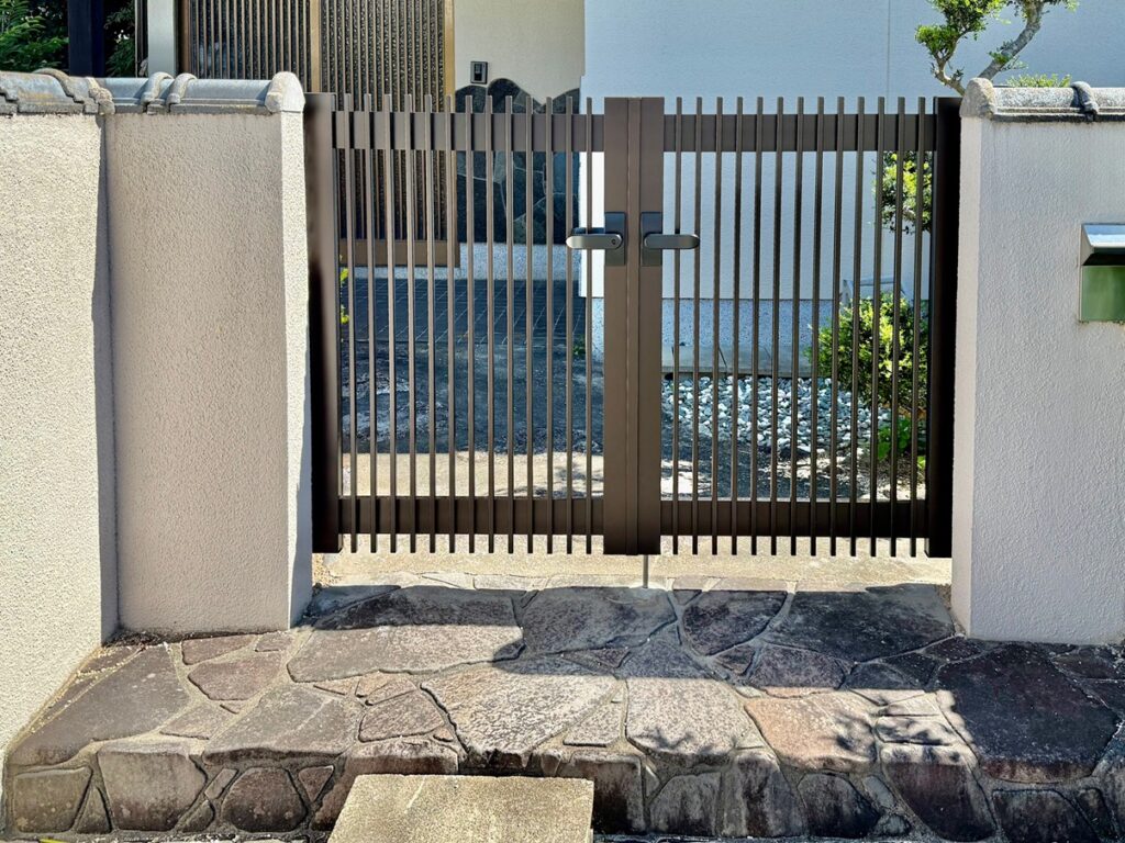 福岡県大野城で古くなった門扉をＹＫＫapの門扉に交換した施工後の画像。門扉はシンプレオというシリーズの門扉です。