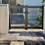 福岡県大野城で古くなった門扉をＹＫＫapの門扉に交換した施工後の画像。門扉はシンプレオというシリーズの門扉です。