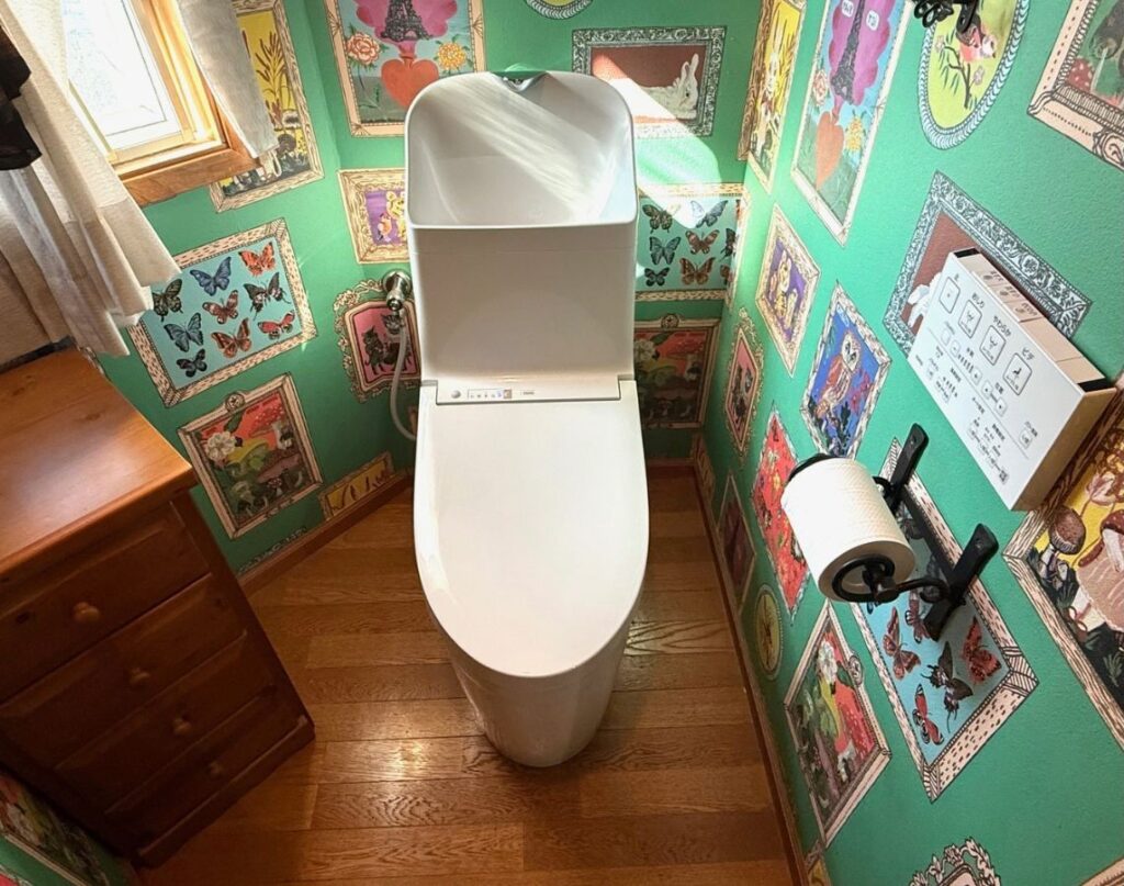福岡市南区でTOTOのGG1-800にトイレを交換した施工後の画像。トイレのクロスはナタリーレテのおしゃれなクロスです。