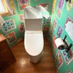 福岡市南区でTOTOのGG1-800にトイレを交換した施工後の画像。トイレのクロスはナタリーレテのおしゃれなクロスです。