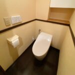 福岡市中央区でTOTOの新商品のGGAのトイレに交換した施工後の画像。ウオシュレットが使いたい分だけお湯が出続けるタイプのトイレで最近人気のトイレです。