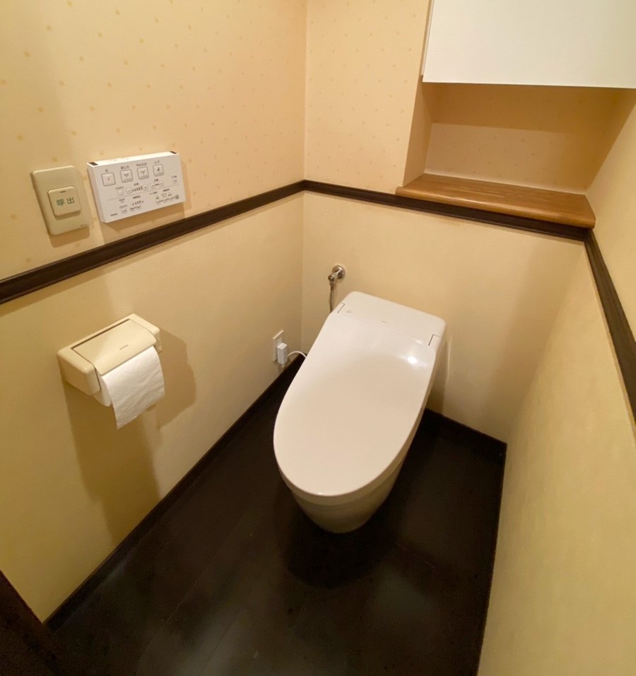 福岡市中央区でTOTOの新商品のGGAのトイレに交換した施工後の画像。ウオシュレットが使いたい分だけお湯が出続けるタイプのトイレで最近人気のトイレです。