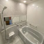 福岡市南区でリクシルののリノビオにお風呂をリフォームした施工後の画像。 Bタイプでインテリアバーのような手摺が付いています。