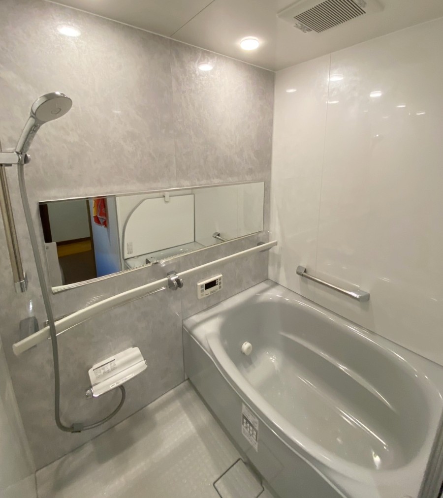 福岡市南区でリクシルののリノビオにお風呂をリフォームした施工後の画像。 Bタイプでインテリアバーのような手摺が付いています。