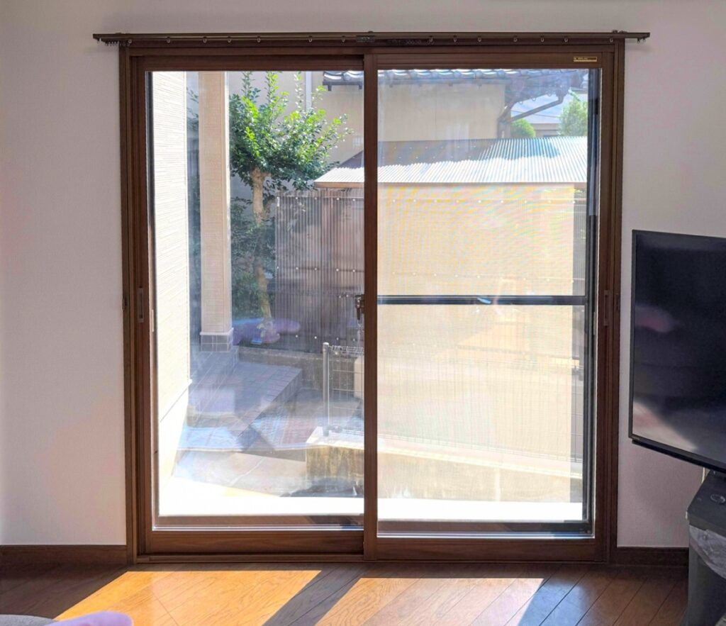 福岡市城南区で内窓のリフォームをした施工後の画像。リビングに掃出し窓が２箇所あったので、寒くなってからの断熱の違いを感じてもらえると思います。