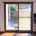 福岡市城南区で内窓のリフォームをした施工後の画像。リビングに掃出し窓が２箇所あったので、寒くなってからの断熱の違いを感じてもらえると思います。