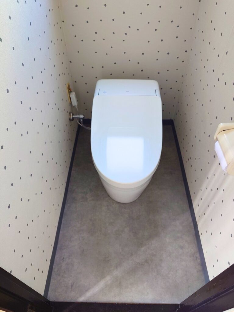 福岡市中央区でトイレ交換した施工後の画像。トイレは大人気のトイレTOTOのGGA1です。瞬間式にウォシュレットのお湯を温めるのでお湯切れすることなく、使いたい分だけウオシュレットのお湯を使うことができます。