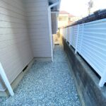 福岡市博多区で草むしり対策で、防草シートと砂利を敷いた施工後の画像。