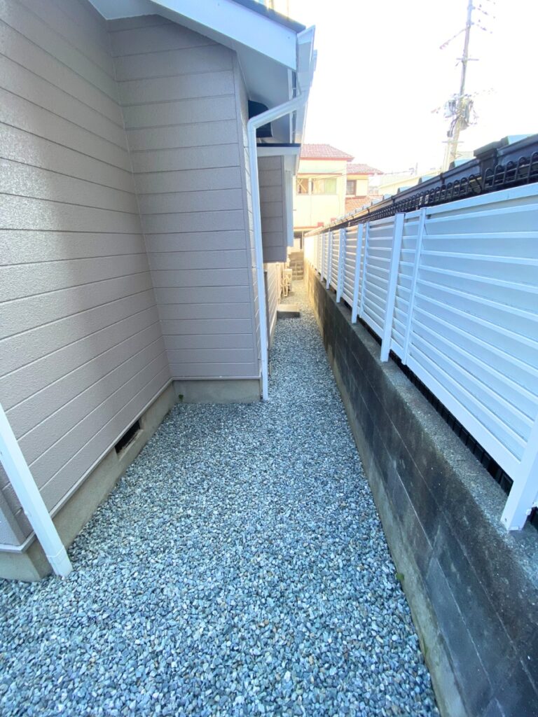 福岡市博多区で草むしり対策で、防草シートと砂利を敷いた施工後の画像。