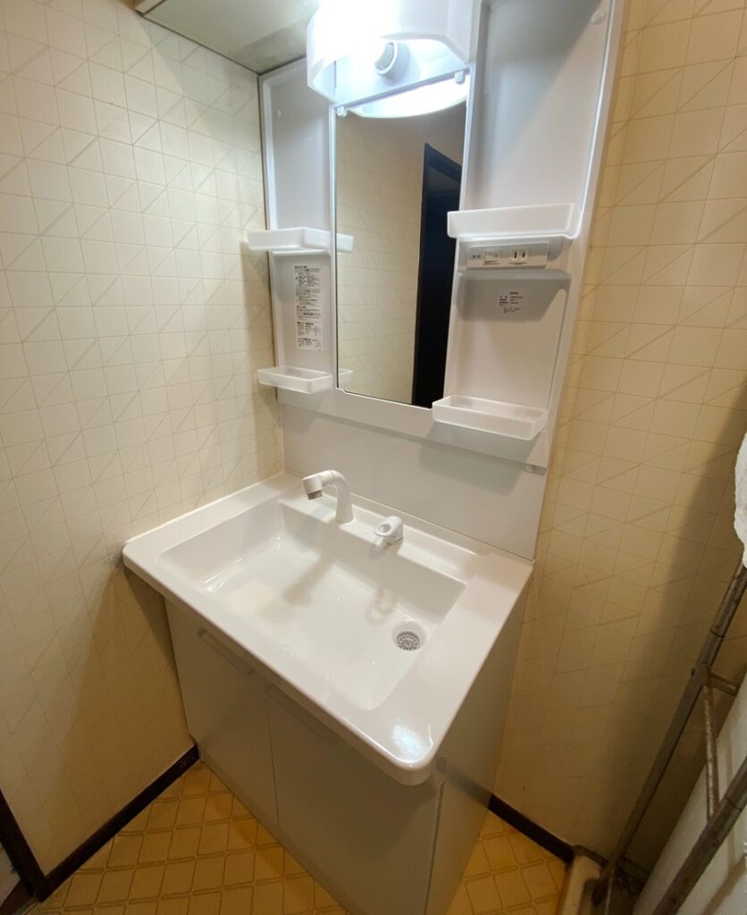 福岡市博多区で予算を抑えた洗面化粧台工事の施工後の画像。 新し洗面化粧台はTOTOのVシリーズです。