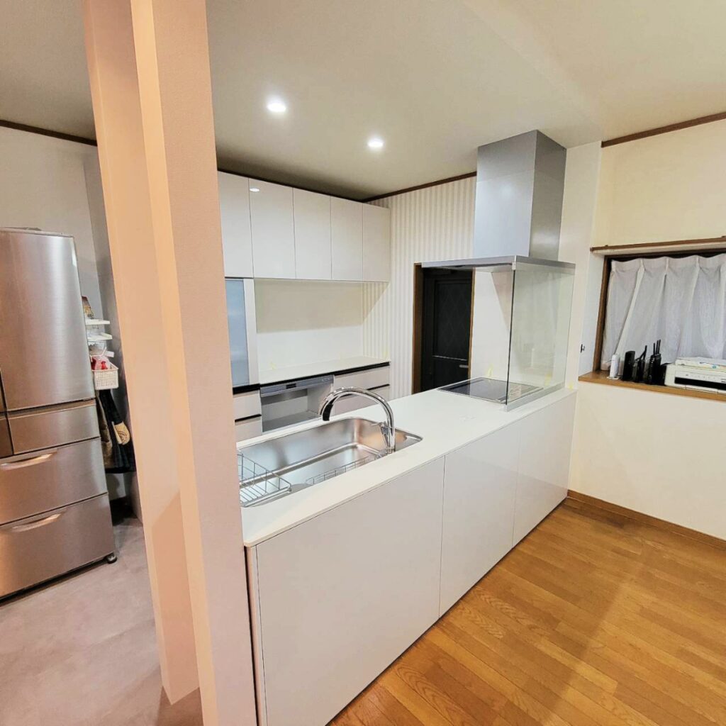 福岡市南区でキッチンリフォームした施工後の画像。LIXILのノクトのキッチンとカップボードを設置しました。 キッチンの横壁、コンロ前の壁、上吊り戸部分の壁を撤去して、解放感のある明るいキッチンになりました。