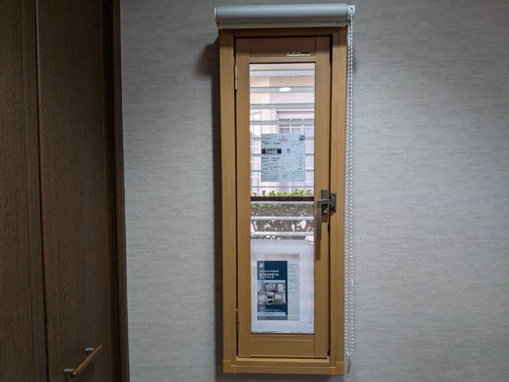 福岡で内窓補助金を用いて内窓を付けた施工後の画像。温かみのある木目の内窓と付けています。