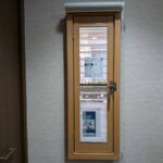 福岡で内窓補助金を用いて内窓を付けた施工後の画像。温かみのある木目の内窓と付けています。