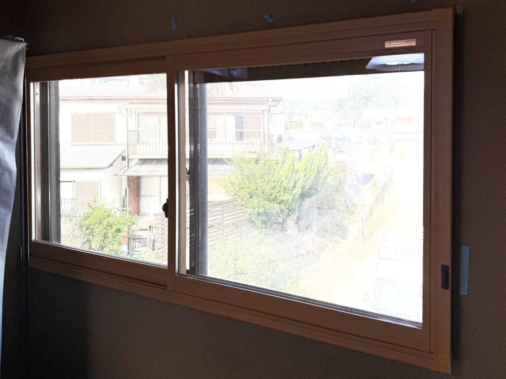 先進的窓リノベの補助金を用いて内窓を設置しました。YKKapのプラマードUになります。枠の色はナチュラルです。