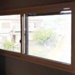 先進的窓リノベの補助金を用いて内窓を設置しました。YKKapのプラマードUになります。枠の色はナチュラルです。
